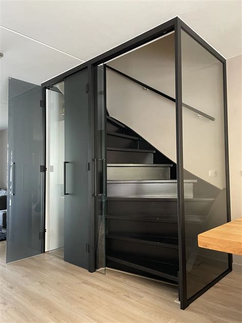 Voorbeelden van trapombouw met glas en staal