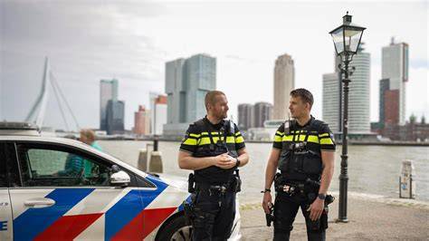Schematische weergave van de positie van het OM tussen politie en rechtspraak in de Nederlandse strafrechtsketen