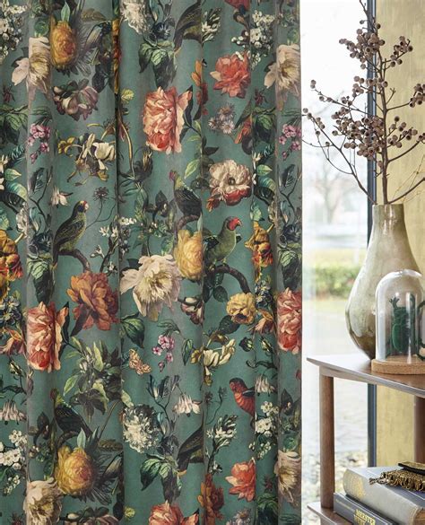 Illustratie van een sfeervol interieur met Eijffinger behang en gordijnen