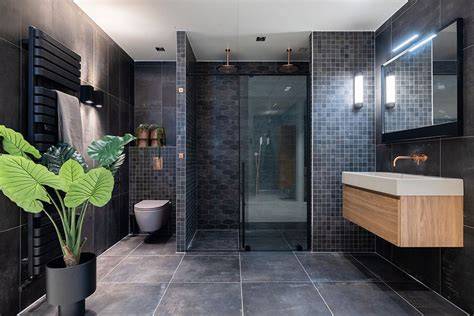 Foto van een moderne zwarte badkamer met all-black sanitair
