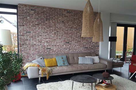 Beeld van bakstenen behang met warme tinten in een modern zitgedeelte