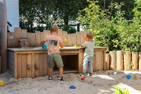 Foto: kinderen spelen veilig in de tuin