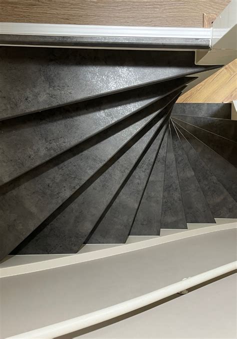 Voorbeelden van verschillende materialen en afwerkingen voor traprenovatie