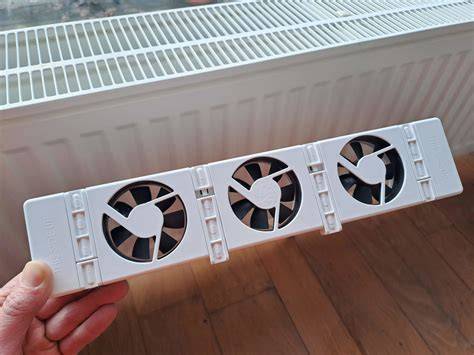 Afbeelding van een radiatorventilator bevestigd onder een convectorradiator
