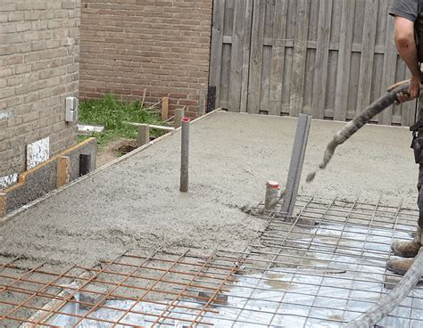 Schema van het proces van beton storten tot het vlinderen van de vloer.