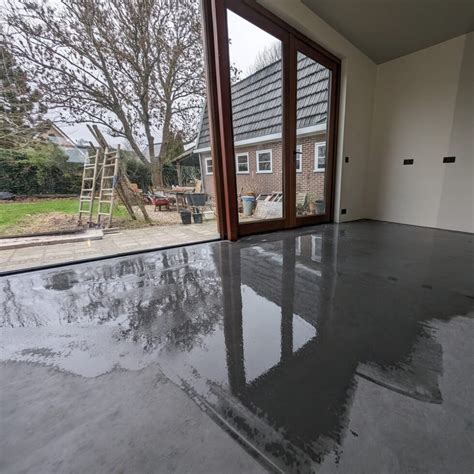 Voor-en-na foto van een betonvloer na impregneren.