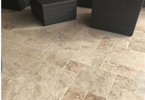 Travertin tegelpatroon in beige tonen