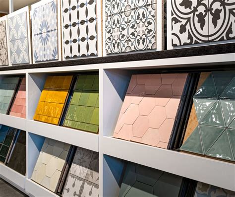Showroombeeld met diverse tegelstijlen en legpatronen