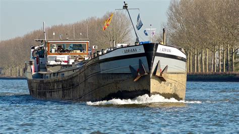 Illustratie van het transport van Bentheimer zandsteenblokken per schip over de Vecht.