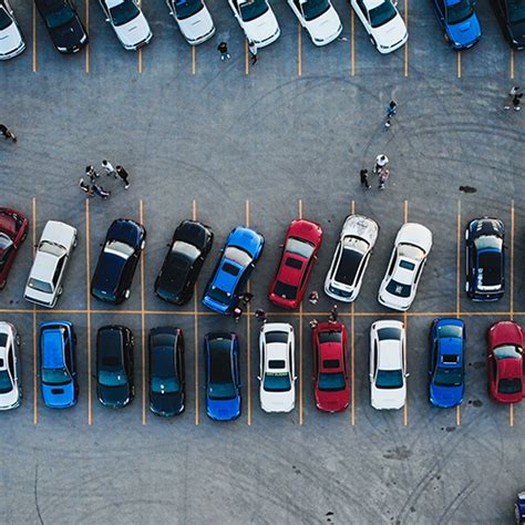 illustratie van een straat vol geparkeerde auto's met een teller die 23 uur aangeeft