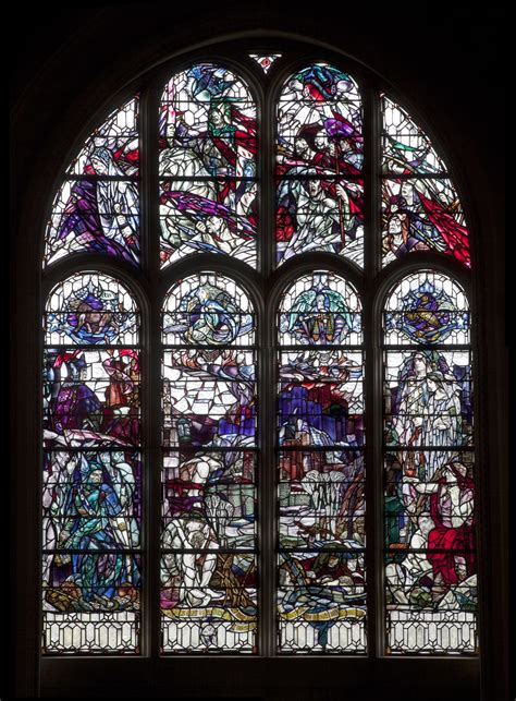 een gedetailleerd glas-in-lood raam van Joz Beeck