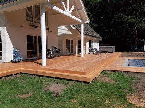 Afbeelding van de RENOVATOR REX120 in gebruik op een houten terras