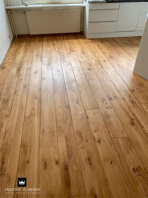 Gedetailleerde foto van een geschuurde en geoliede houten vloer