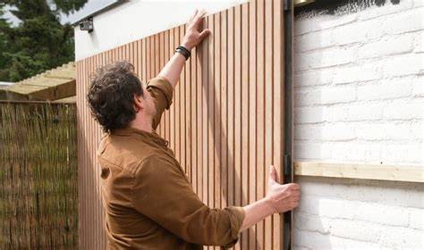 Afbeelding van een frame met verticale latten en een blanke afwerking