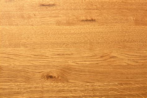 Voorbeelden van verschillende sorteringen eikenhout met variërende noesten en kleur