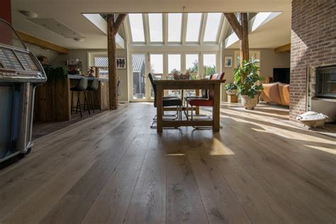 Vergelijking van een geschaafde en geschuurde eikenhouten plank