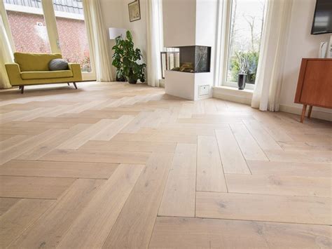 Een showroom vol met diverse eikenhouten vloeren