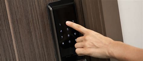 Illustratie van een smartphone die een slim deurslot bedient.