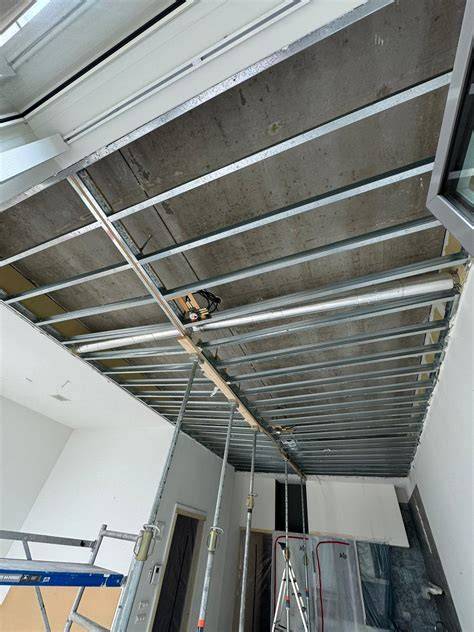 puinzakken en afplakfolie na sloop plafond