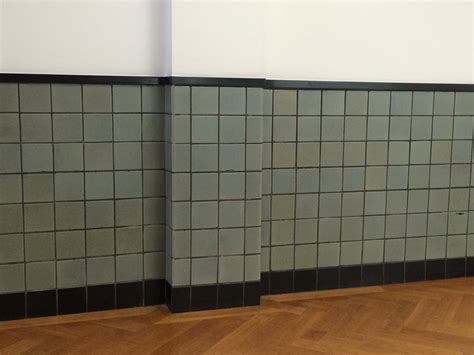 illustratie van een tegelwand met gedetailleerde voegen waarin kleine gaatjes zichtbaar zijn