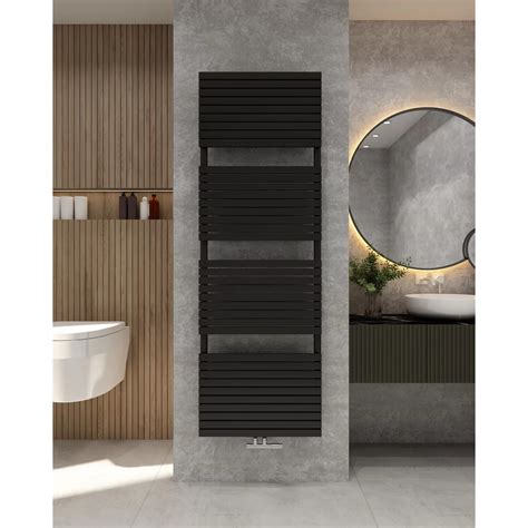 Mat zwarte handdoekradiator aan moderne badkamerwand