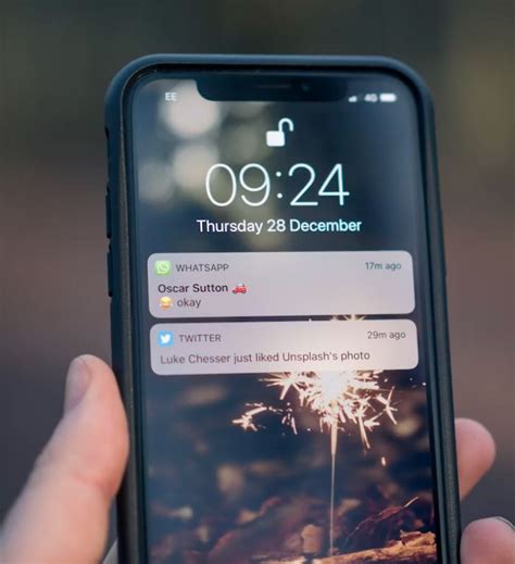 Illustratie van een smartphone met meldingen van onbekende groepschats