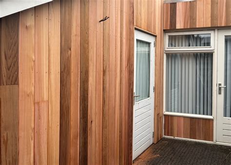Verschillende planken van Western Red Cedar met hun natuurlijke kleurvariaties.