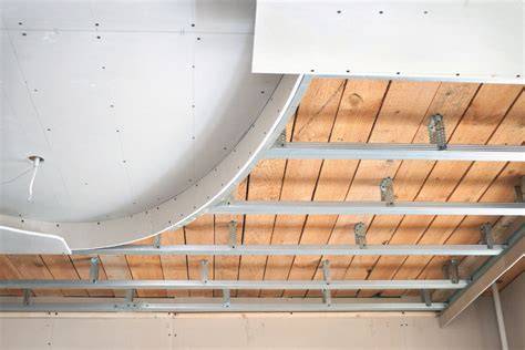 Diagram van verlaagd plafond met ontkoppeling en dempingslagen