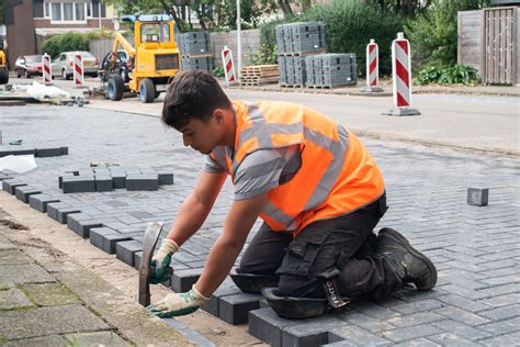 Stratenmaker aan het werk met gebakken klinkers.