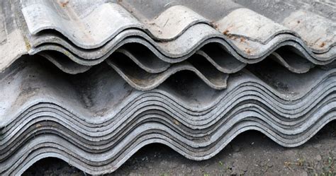 Voorbeelden van asbesthoudende materialen zoals golfplaten en vinyltegels