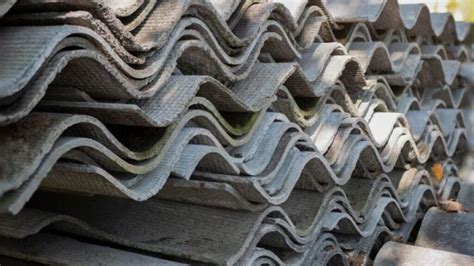 Detail van een verweerde asbest golfplaat