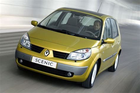 Gedemonteerd interieur van een Renault Scenic 2 voor droging en inspectie van de airco-afvoer