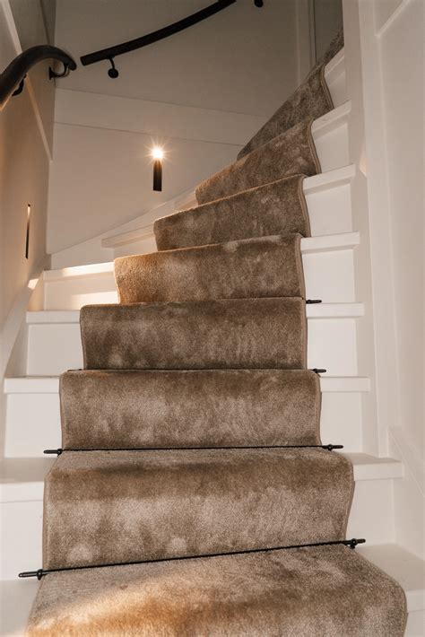 Illustratie van een trap bekleed met sisal vloerbedekking, met een focus op de nette randafwerking.