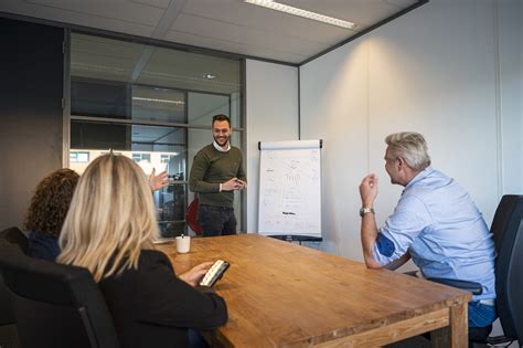 Foto van een adviseur van de Sisal Specialist die bij een klant thuis stalen laat zien.