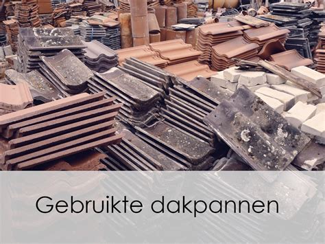 Overzicht van gesorteerde gebruikte dakpannen op pallets