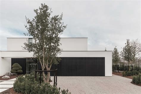 Collage van moderne gevels die Accoya combineren met beton, steen en metaal.