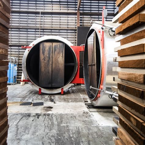 Schematische weergave van het thermisch modificeren van hout en de beschermende eigenschappen.