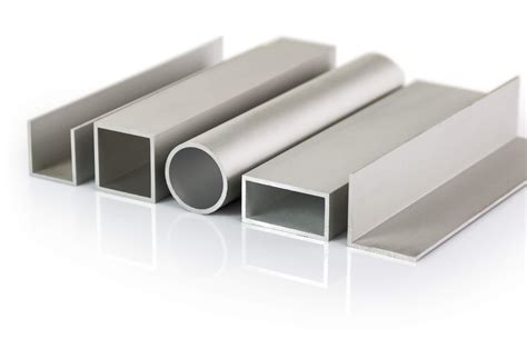 Visualisatie van gevels met aluminium profielen, zowel horizontaal als verticaal geplaatst, met nadruk op licht-schaduw effecten.