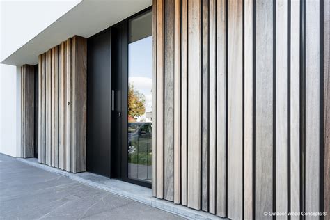 Interieurfoto's die de diverse toepassingen van houten gevelbekleding in verschillende ruimtes tonen, zoals gangen, een koffiebar en een badhuis.