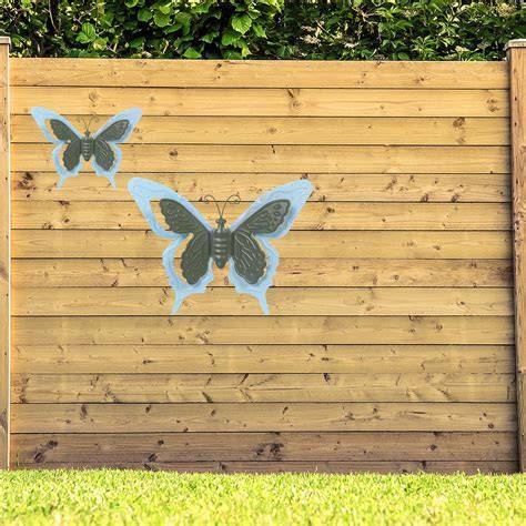 Infographic: 19 ideeën voor schutting decoratie met vlinders en groen