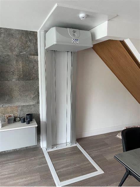 Illustratie van de compacte A-4000 huislift