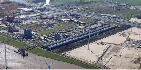 Luchtfoto van een grote voorraad materialen op het terrein in Bavel