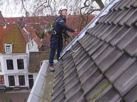 illustratie van een dakinspecteur die een dak onderzoekt