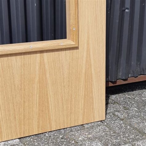 Voorbeeld van deurafwerking: HPL, kleur en glasopening