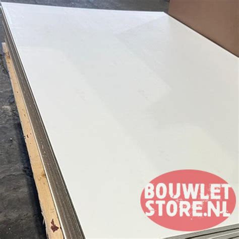 Collage van verschillende afwerkingen van 18 mm multiplex voor interieurgebruik: onbehandeld, wit gegrond, gemelamineerd en met HPL-laag.