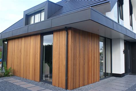 Foto van een huis met moderne gevelbekleding gemaakt van 18 mm multiplex.
