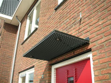 Collage van verschillende materialen voor deurluifels: aluminium, polycarbonaat, glas en hout.