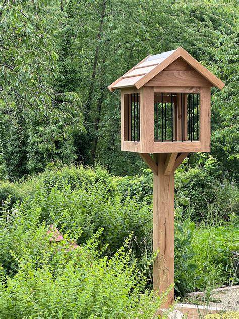 Vogelhuisje op veilige hoogte