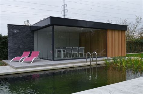 Illustratie van een moderne tuinkamer met een optisch plat dak, met nadruk op de strakke lijnen en brede boeiranden.