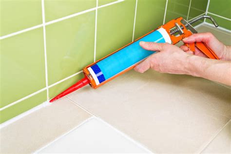 Illustratie van verschillende sanitaire toepassingen waar siliconenkit gebruikt kan worden, zoals voegen tussen tegels, rond een badkuip en een wastafel.